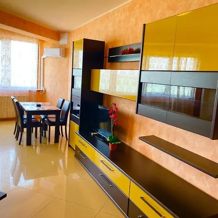 Laura Summerland Apartment Mamaia